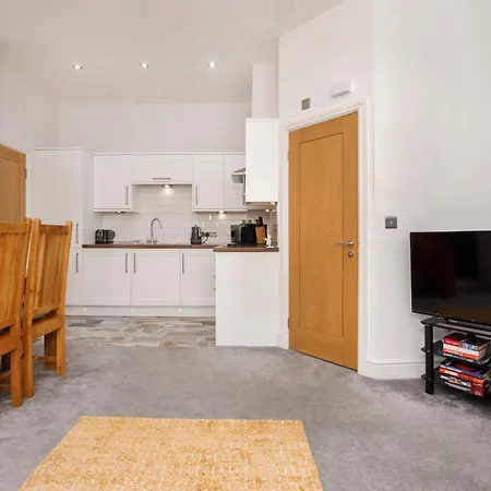 5 The Keyes With Free Parking Apartment